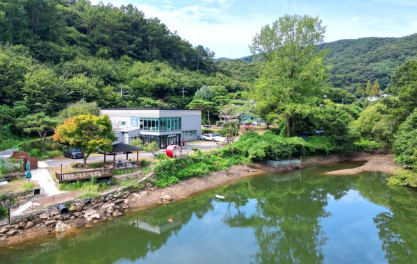 저수지 앞 공장